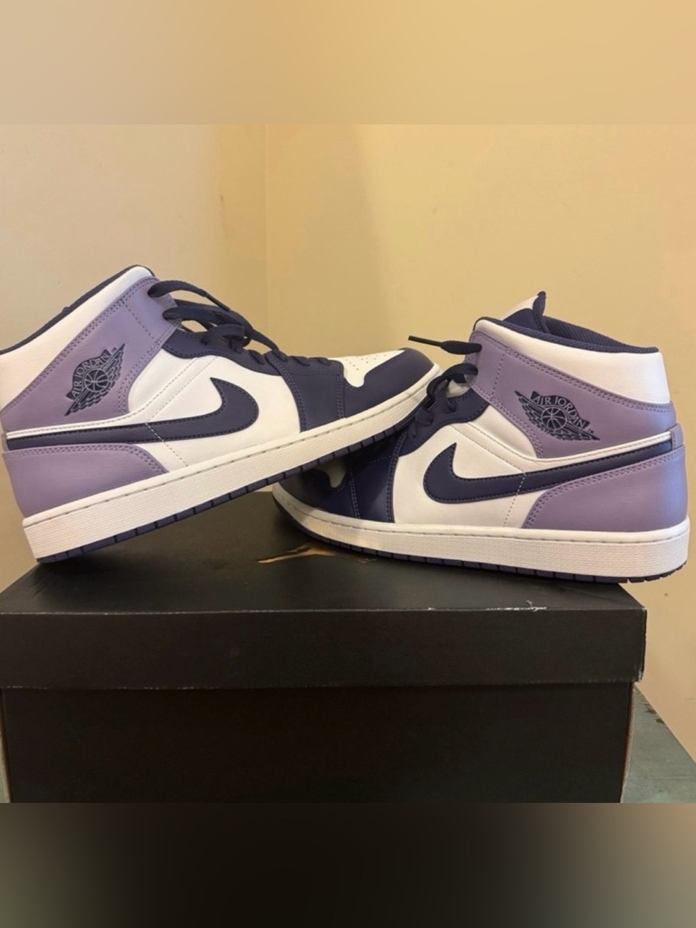 Air Jordan 1 Mid (13 M) - Picture 2 of 5
